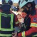 Dos evacuadas al hospital por el incendio del bazar en Ronda en el que aún se trabaja para extinguirlo