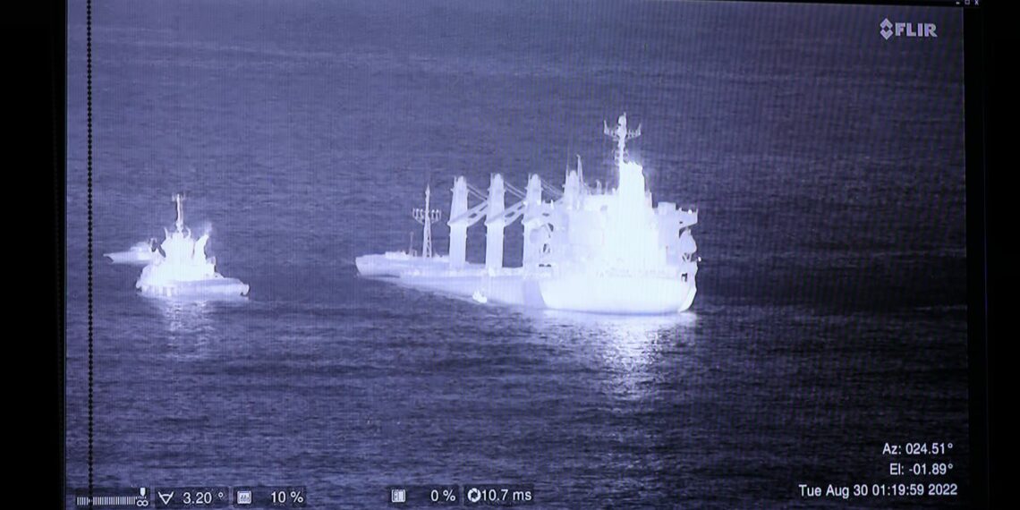 Un buque granelero se encuentra semihundido frente a Gibraltar tras colisionar con otro barco