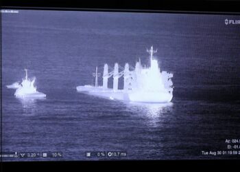 Un buque granelero se encuentra semihundido frente a Gibraltar tras colisionar con otro barco