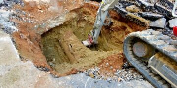 Acosol trabaja en la nueva rotura fortuita en la vieja tubería de Abastecimiento en Alta en Benalmádena