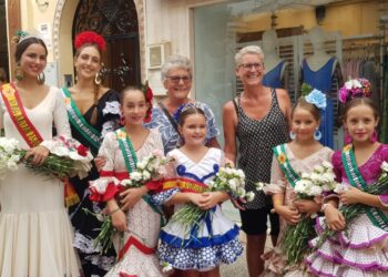 Estepona celebra el Día del Turista con el tradicional reparto de flores y descuentos en actividades de ocio