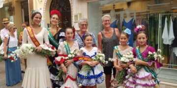 Estepona celebra el Día del Turista con el tradicional reparto de flores y descuentos en actividades de ocio