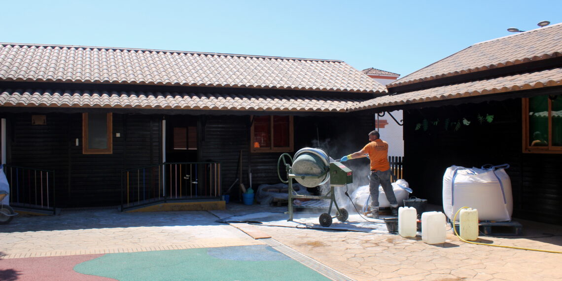 Estepona recibe 130 actuaciones de mejora en los centros educativos durante la temporada de verano