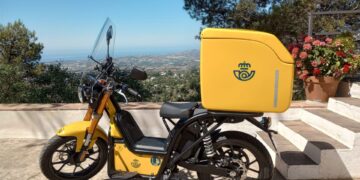 Correos estrena 50 motos eléctricas nuevas en seis unidades de reparto de Fuengirola, Mijas Costa y Torremolinos