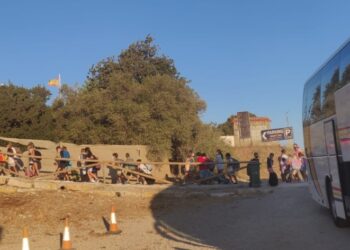 Casares renueva el contrato de arrendamiento de la nueva zona de  aparcamiento del Colegio Blas Infante