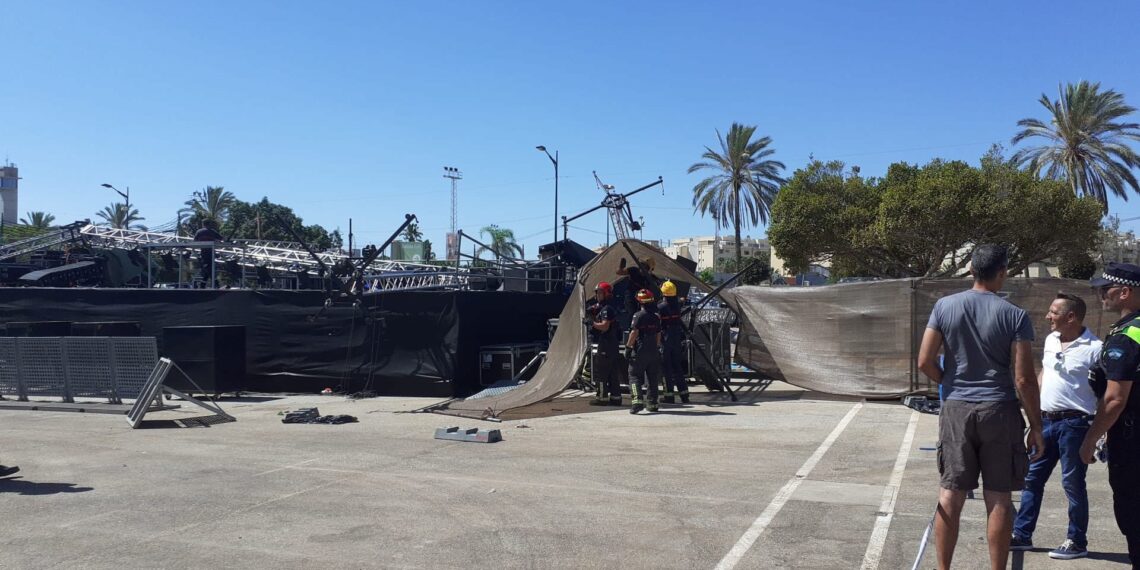 Suspendidas las actuaciones de la feria de Málaga tras desprenderse la pantalla escenario