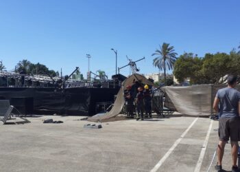 Suspendidas las actuaciones de la feria de Málaga tras desprenderse la pantalla escenario