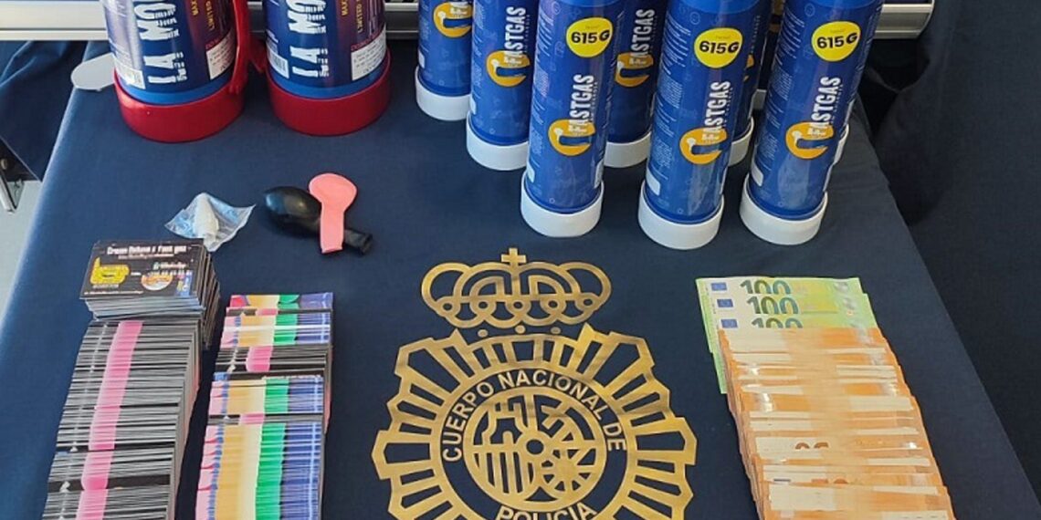 Dos detenidos por vender botellas del gas de la risa para fiestas privadas en Marbella