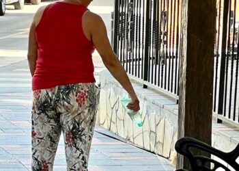 Mijas intensificará el cumplimiento de la ordenanza para diluir los orines en la vía pública