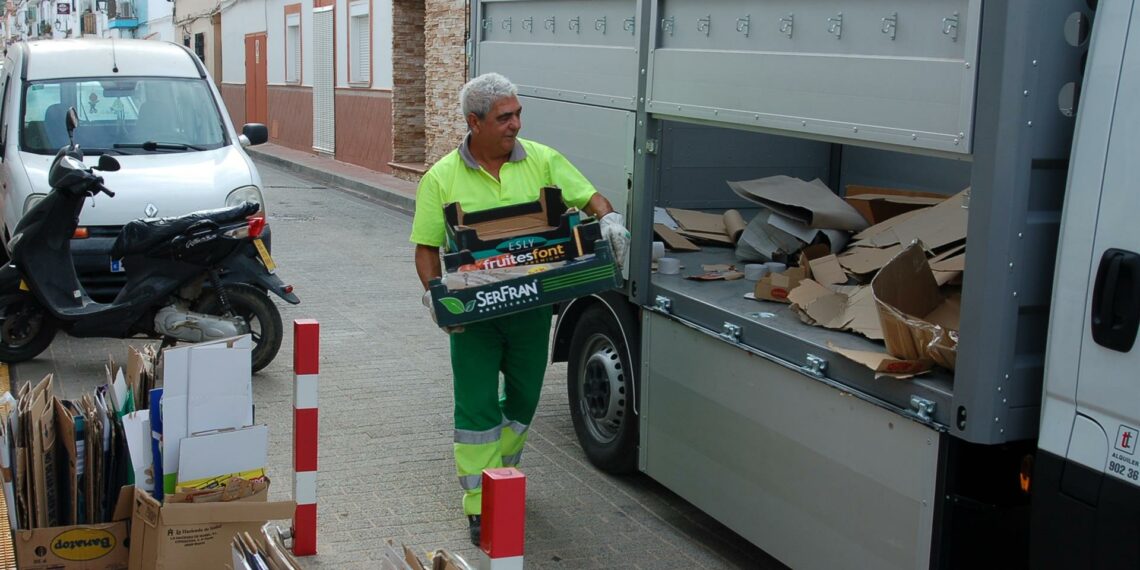 Mancomunidad pone en marcha un nuevo servicio nocturno de recogida de papel-cartón