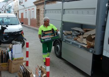 Mancomunidad pone en marcha un nuevo servicio nocturno de recogida de papel-cartón