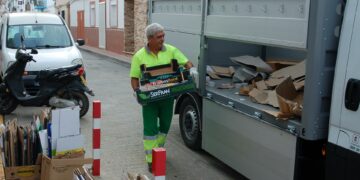 Mancomunidad pone en marcha un nuevo servicio nocturno de recogida de papel-cartón