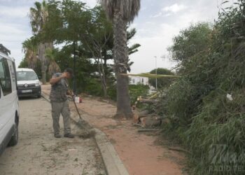 Trabajos de desbroce en la vía de unión de Los Hidalgos y el hotel La Duquesa