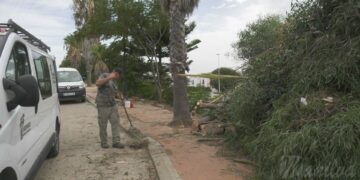 Trabajos de desbroce en la vía de unión de Los Hidalgos y el hotel La Duquesa