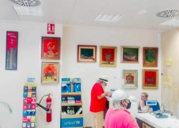 El artista afincado en Casares David España expone estos días en la Oficina de Correos de Sabinillas