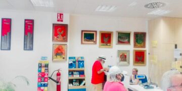 El artista afincado en Casares David España expone estos días en la Oficina de Correos de Sabinillas