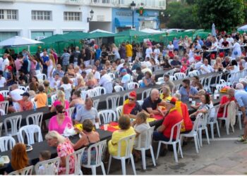 Luisana recibe el importe recaudado en la Fiesta Belga