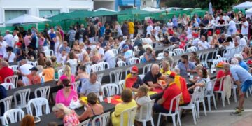 Luisana recibe el importe recaudado en la Fiesta Belga