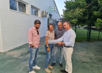 Trabajos de pavimentación en el entorno de la piscina municipal de Manilva