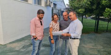 Trabajos de pavimentación en el entorno de la piscina municipal de Manilva