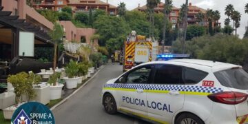 Policía Local y Bomberos sofocan las llamas de una cocina en la zona de Monte Halcones de Benahavís