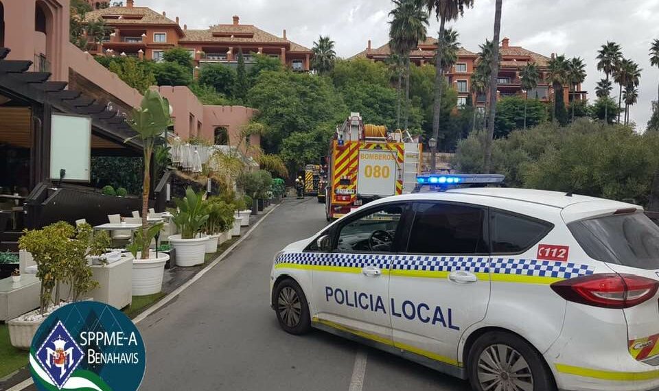 Policía Local y Bomberos sofocan las llamas de una cocina en la zona de Monte Halcones de Benahavís