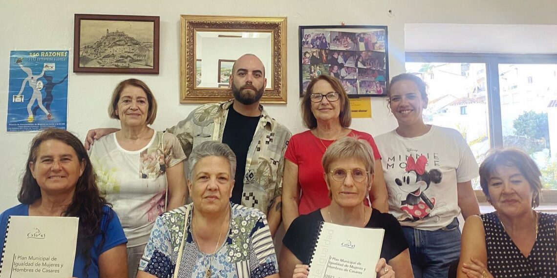 El Ayuntamiento de Casares  presenta el I Plan de Igualdad a la Asociación de Mujeres Grecina de Villaraguz