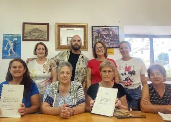 El Ayuntamiento de Casares  presenta el I Plan de Igualdad a la Asociación de Mujeres Grecina de Villaraguz