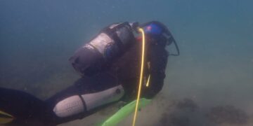 La Asociación Subacuática Casares realiza una limpieza de fondo marino en la costa casareña