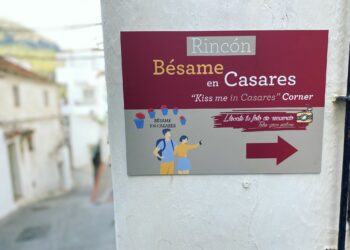 Nueva señalización para que nadie se quede sin visitar el rincón “Bésame en Casares”