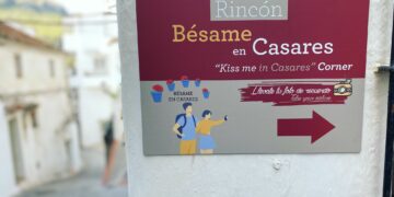 Nueva señalización para que nadie se quede sin visitar el rincón “Bésame en Casares”