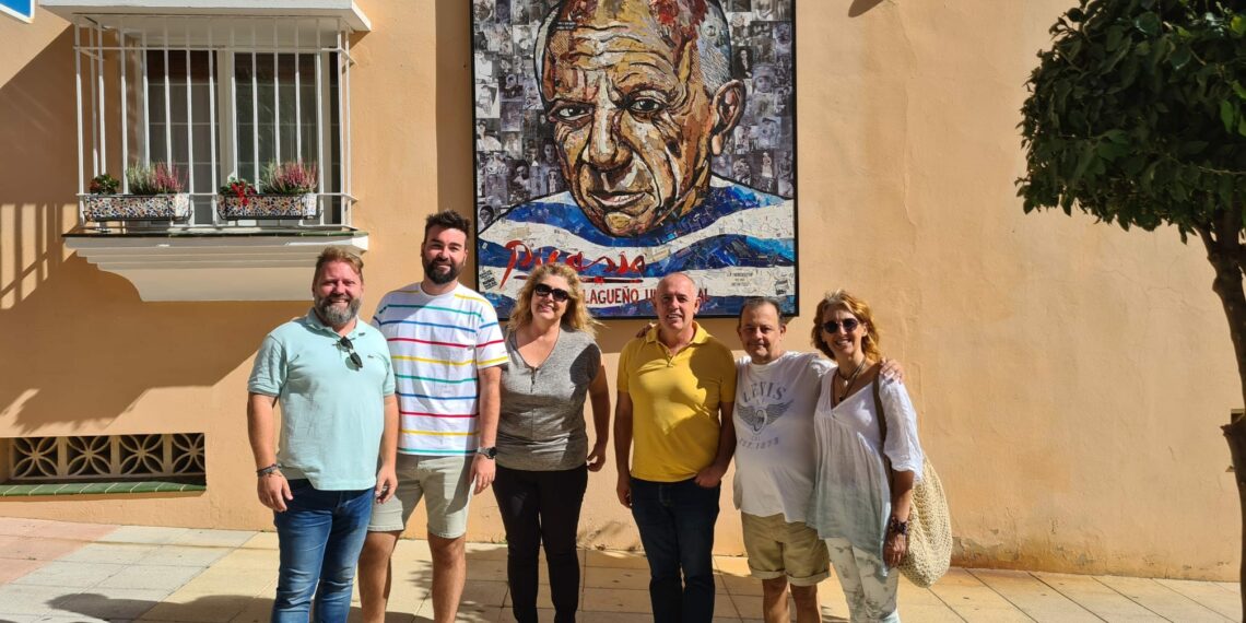 Pablo Picasso ya luce en la calle que lleva su nombre en Sabinillas