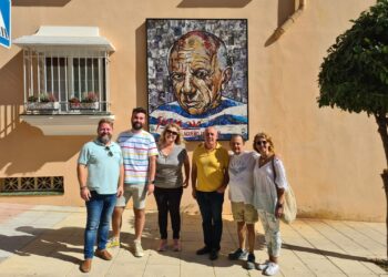 Pablo Picasso ya luce en la calle que lleva su nombre en Sabinillas