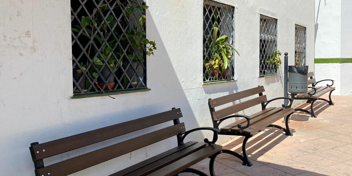 Casares renueva sus bancos y las fachas de edificios públicos