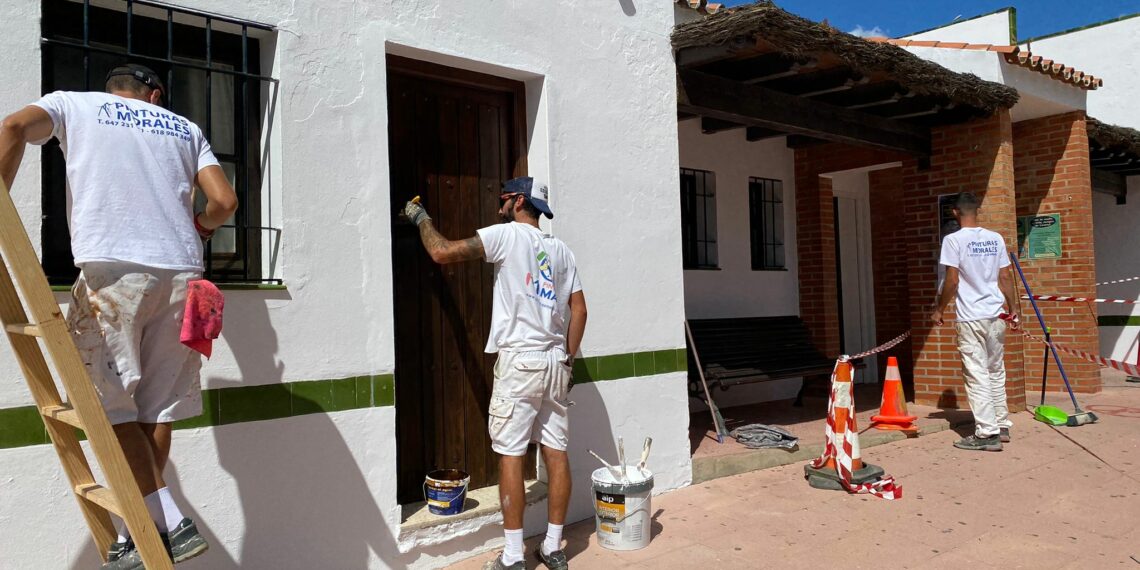 Casares renueva sus bancos y las fachas de edificios públicos