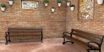 Casares renueva sus bancos y las fachas de edificios públicos