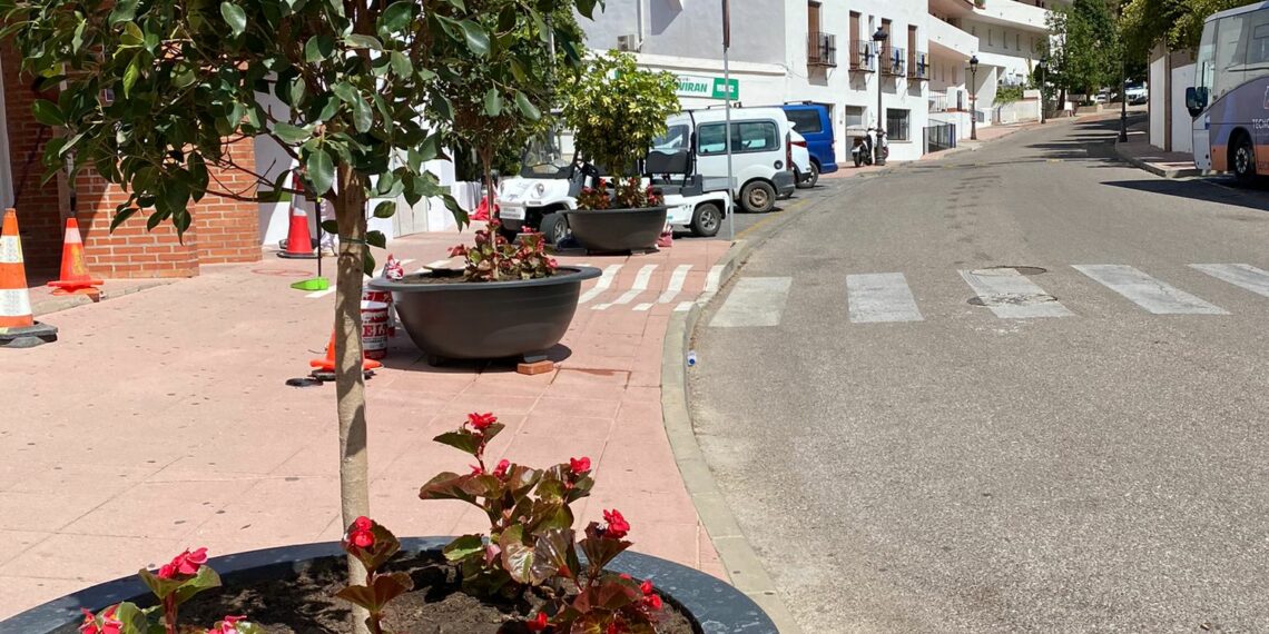 Casares renueva sus bancos y las fachas de edificios públicos