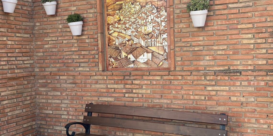 Casares renueva sus bancos y las fachas de edificios públicos