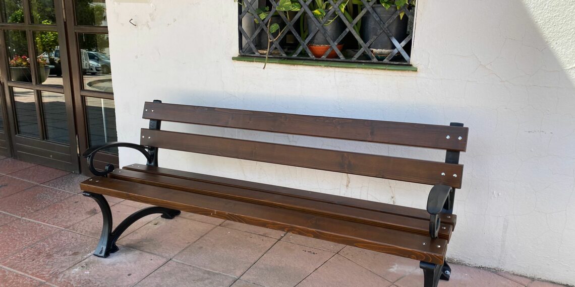 Casares renueva sus bancos y las fachas de edificios públicos