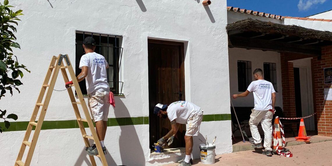 Casares renueva sus bancos y las fachas de edificios públicos