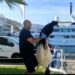 Rescatado un ejemplar joven de buitre negro que había caído al mar en Puerto Banús