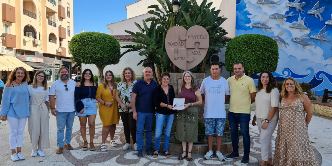 El Ayuntamiento de Manilva entrega a Luisana una subvención para apoyar su labor