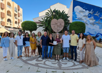 El Ayuntamiento de Manilva entrega a Luisana una subvención para apoyar su labor