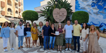 El Ayuntamiento de Manilva entrega a Luisana una subvención para apoyar su labor