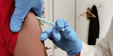 El Hospital Regional comienza a vacunar contra la COVID con la cuarta dosis de Hipra