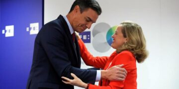 Calviño pretende que los usuarios deban pagar 250 euros cuando reclamen irregularidades de la banca