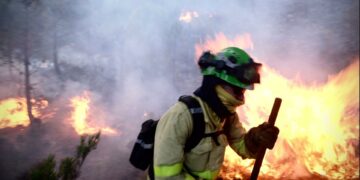 Una escultura en Estepona recordará al bombero almeriense Carlos Martínez, que murió en Sierra Bermeja en 2021