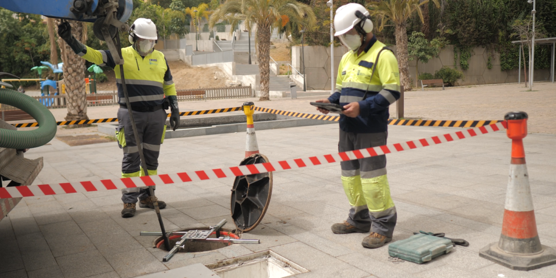 Hidralia intensifica las labores de limpieza de imbornales en Marbella de cara a la época de lluvias