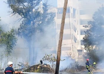 Sofocado un incendio en Torremolinos que obligó a cortar el tren Cercanías