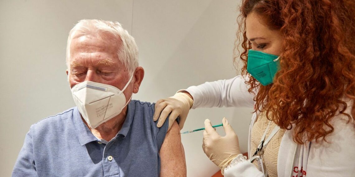 Los mayores de 80 recibirán la cuarta dosis contra el Covid a partir del día 26